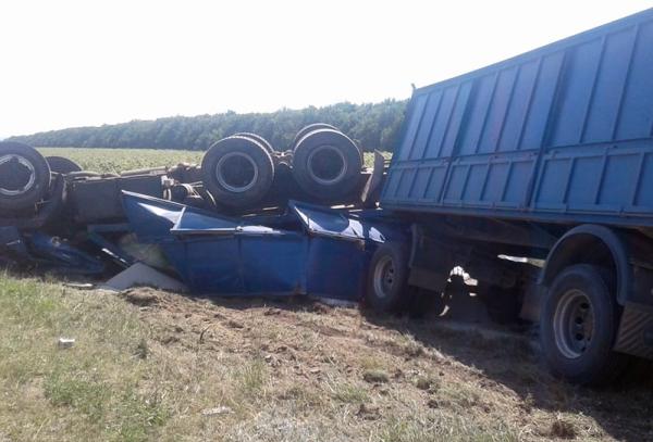 В аварии с перевернувшимся грузовиком погиб водитель на Ставрополье